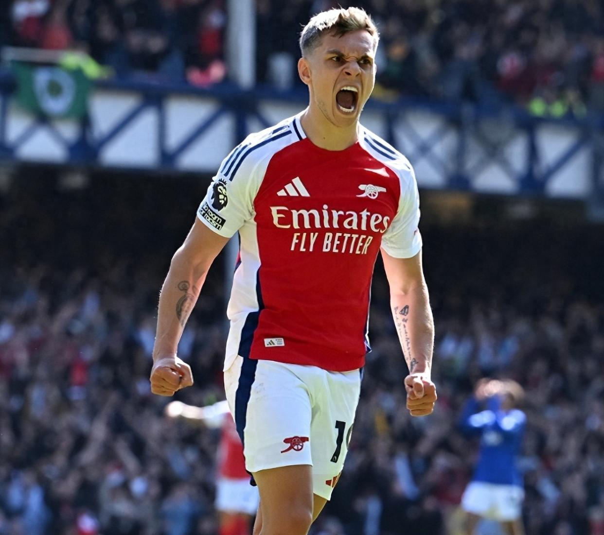 反对家暴，克雷莫内塞球衣背后印的是与球员关系密切女性名字（反家暴行动：克雷莫内塞球衣背后印与球员最亲近女性姓名）