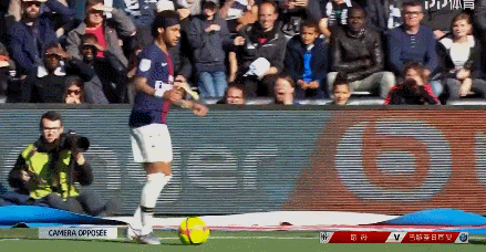 姆伯莫近7次代表喀麦隆出场单人2球3助，制造超半数进球（姆伯莫近7次为喀麦隆出战2球3助，参与球队超半数进球）