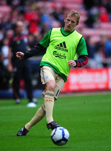 曼联发布年终大合影，眼尖球迷发现谢什科像是被P上去的（曼联晒年终合照，细心球迷称谢什科疑似后期拼接）