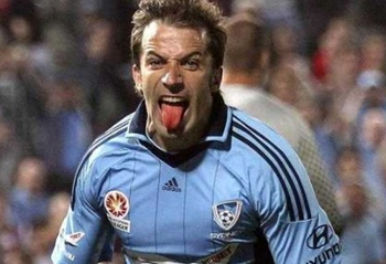 阿隆索驾车离开伯纳乌获皇马球迷力挺：耐心点，我们信任你！（伯纳乌外，皇马球迷为阿隆索打气：耐心点，我们相信你！）