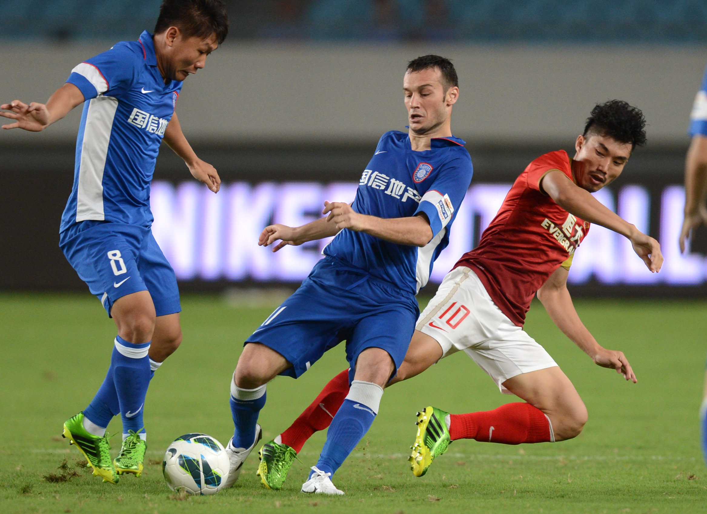 津媒：巴顿和阿代米因有伤在身没参加津门虎vs国安的热身赛（津媒：巴顿、阿代米因伤缺席津门虎对国安热身赛）