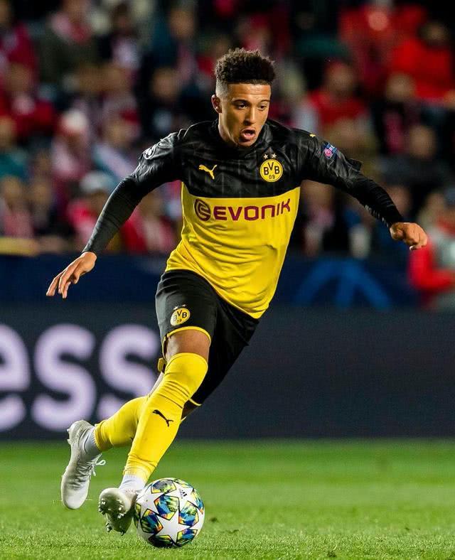 那不勒斯官方：洛博特卡在意杯赛前热身时左腿后胫肌拉伤（那不勒斯官方消息：意杯赛前热身时，洛博特卡左腿后胫肌拉伤）